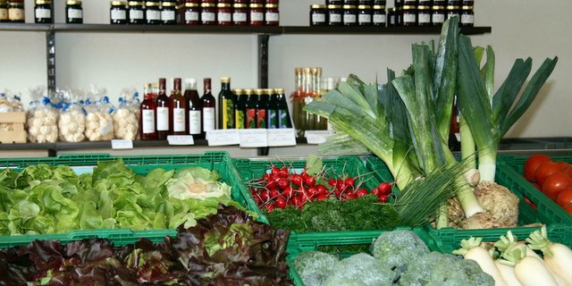 Gluschtige Präsentation: Im Hofladen gibt es wertvolle und edle Nahrungsmittel zu kaufen. Dieser Eindruck soll bei den Kundinnen und Kunden sofort entstehen. (Bild Agnes Schneider Wermelinger)