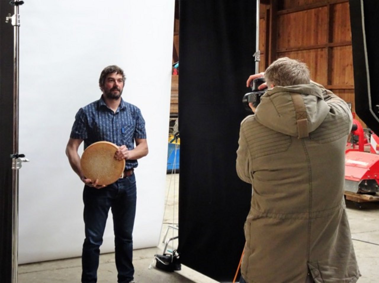 Making-Of: Christian Beglinger steht beim Fotoshooting vor der Kamera des Fotografen. 