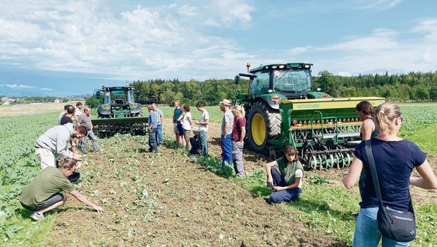 An einem Feldtag von Regenerativ Schweiz in Suchy VD wird den Teilnehmenden erklärt, welche Vorbereitung es für eine optimale Flächenrotte braucht. 