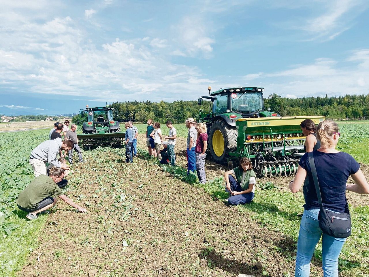 An einem Feldtag von Regenerativ Schweiz in Suchy VD wird den Teilnehmenden erklärt, welche Vorbereitung es für eine optimale Flächenrotte braucht. 
