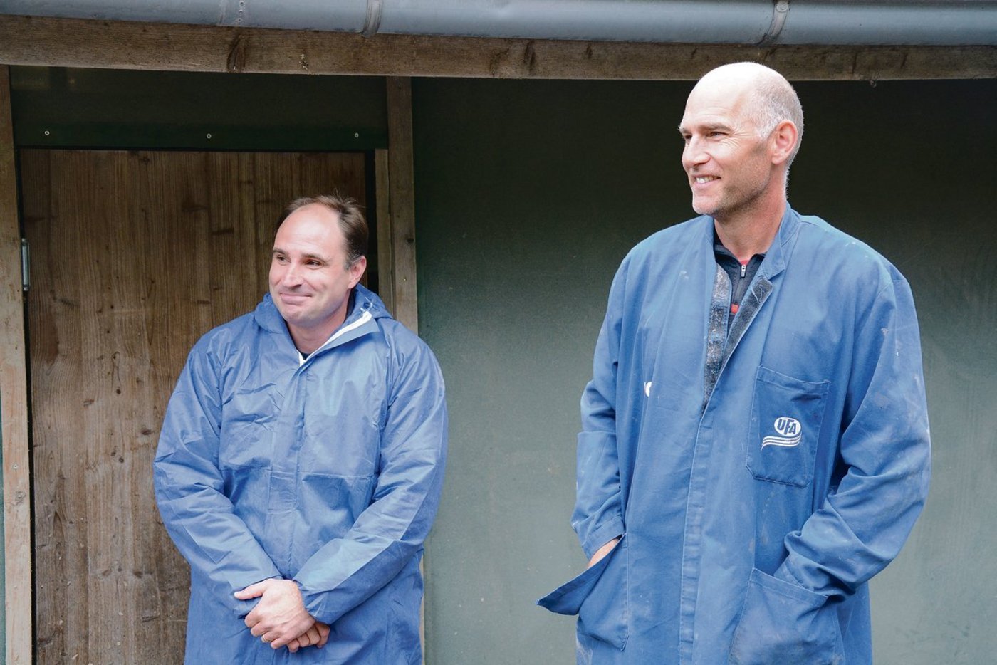 Beat Schwestermann (links) betrachtet erfreut die knapp 7000 Legehennen umfassende Herde von Thomas Münger.