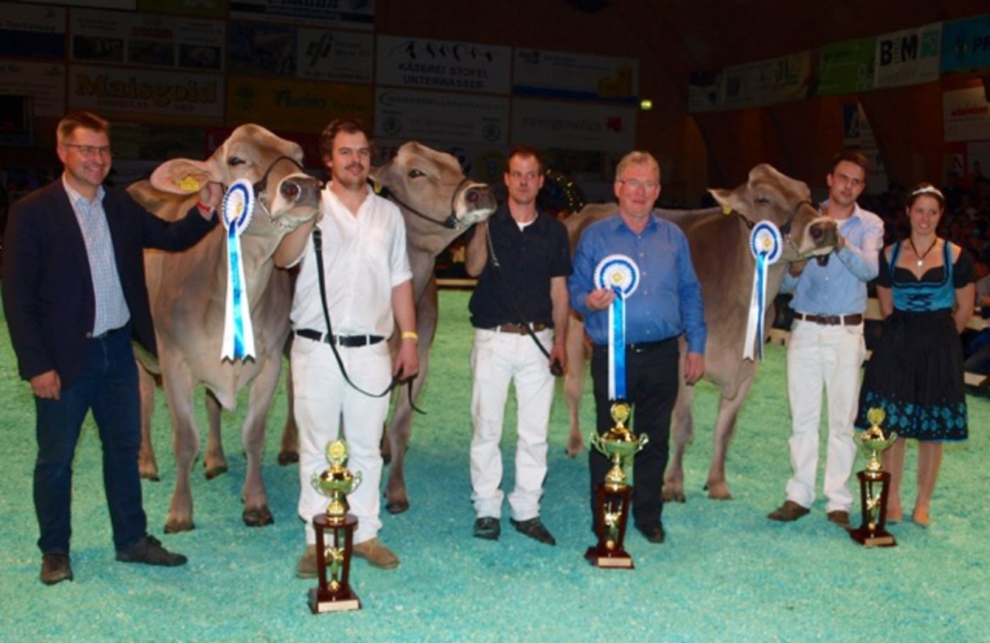 Schöneuterpreis: GoldHill Calvin Priscilla, Beni Schmid, Schüpfheim (Mitte), Jongleur Silvana, GoldHill Genetics, Romoos (l.) und Jongleur Elisa, Adrian Arpagaus, Falera (r.),
