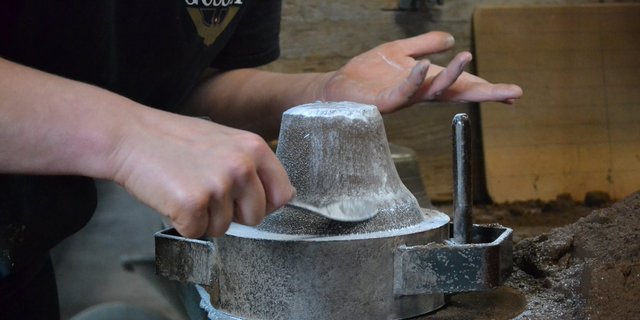 Vorsichtige und präzise Bewegungen sind gefragt, bei der Herstellung von Glocken. (Bild BauernZeitung/Sera J. Hostettler)