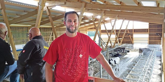 Pascal Brändle zeigte den neuen Stall und diskutierte mit den Besuchern über Tierwohl und Massentierhaltungs-Initiative.