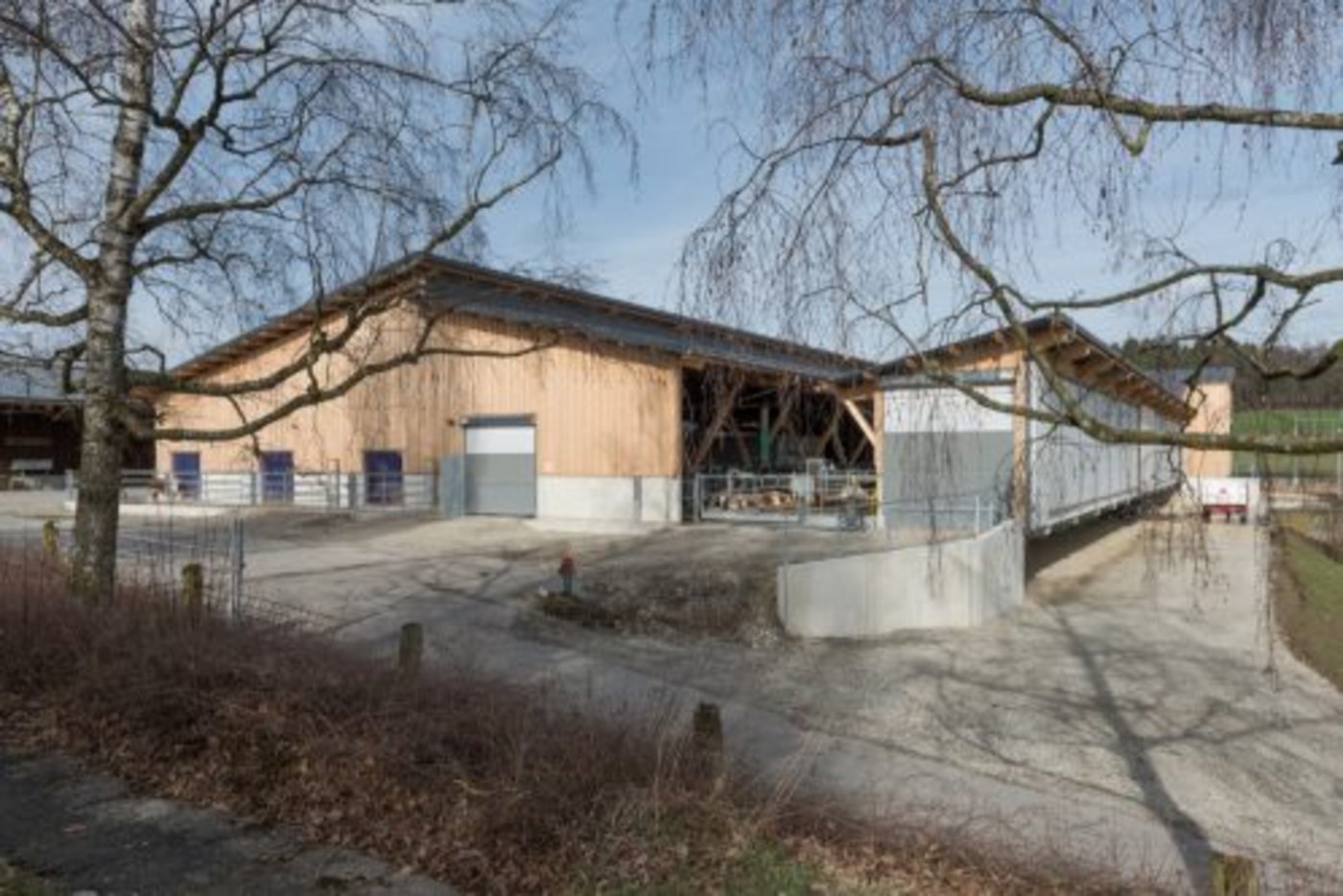 Die Futtertenne steht wegen der Hanglage des Stalls auf Konsolen. (Bild: zvg)