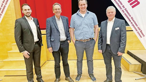 Gäste von Julius Jordi (l.) und Cyrill Schildknecht, Präsident Regionalausschuss Ostschweiz (r.), an der Anicom-Tagung waren Manfred Bötsch (2. v. l.) und Ronni Vögeli (3. v. l.). 