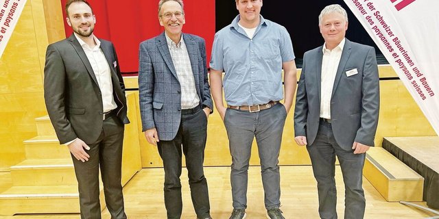 Gäste von Julius Jordi (l.) und Cyrill Schildknecht, Präsident Regionalausschuss Ostschweiz (r.), an der Anicom-Tagung waren Manfred Bötsch (2. v. l.) und Ronni Vögeli (3. v. l.). 