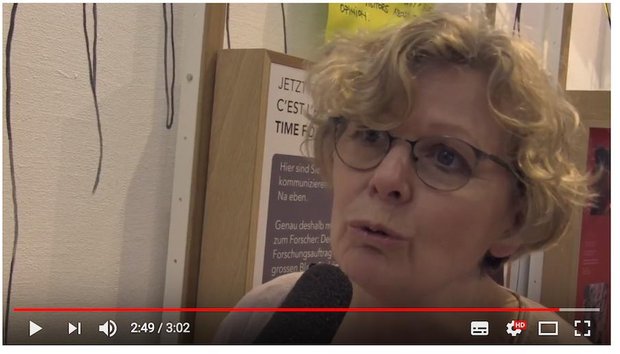 Christine Bühler auf der Suche nach der Essenz der Kommunikation. (Bild Screenshot Youtube)