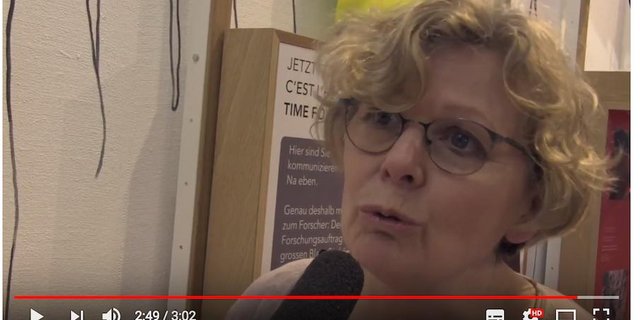 Christine Bühler auf der Suche nach der Essenz der Kommunikation. (Bild Screenshot Youtube)