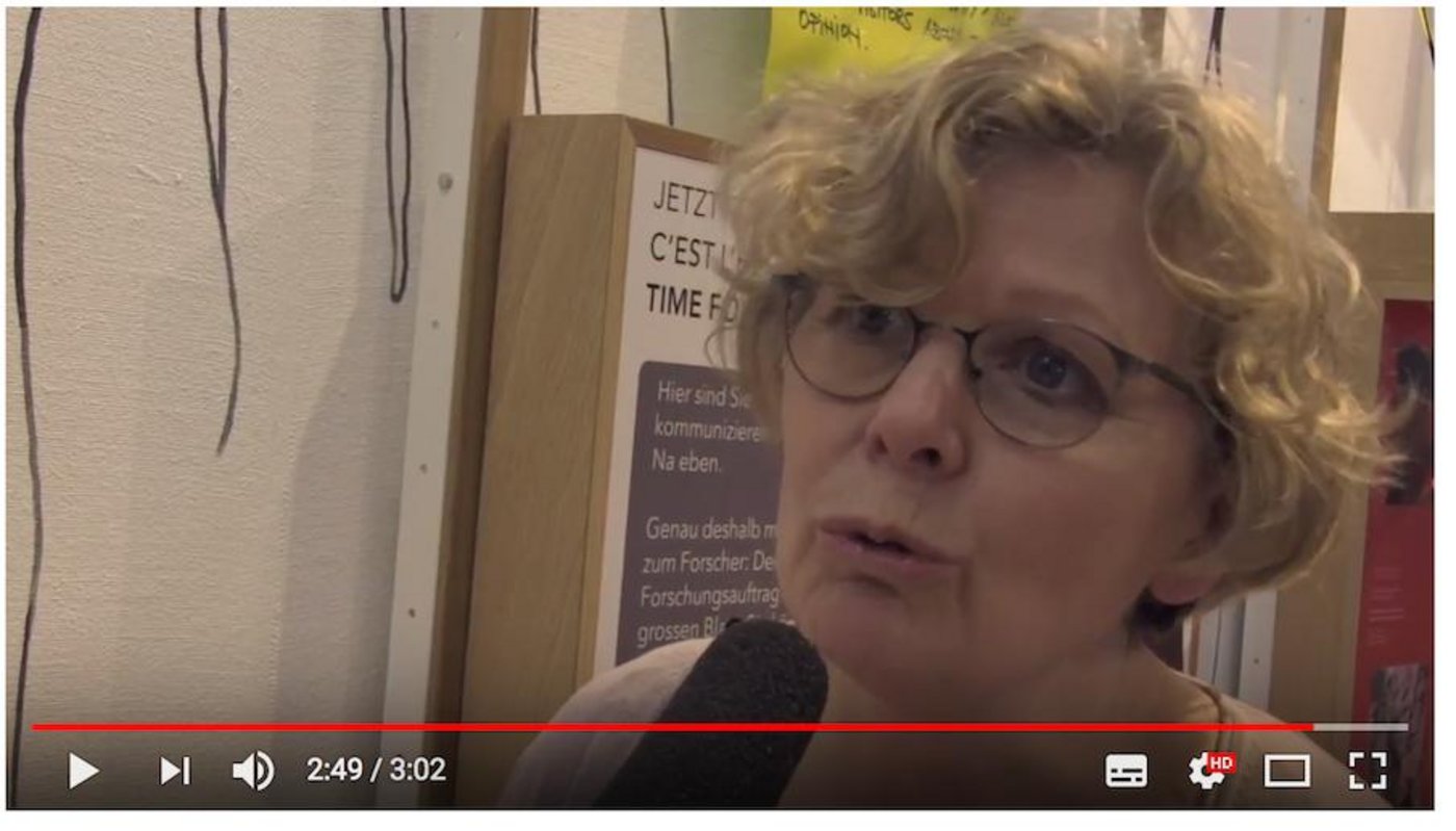 Christine Bühler auf der Suche nach der Essenz der Kommunikation. (Bild Screenshot Youtube)