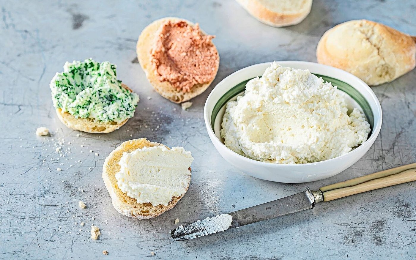 Selbst gemachter Frischkäse in drei Farb- und Geschmacksvarianten. 