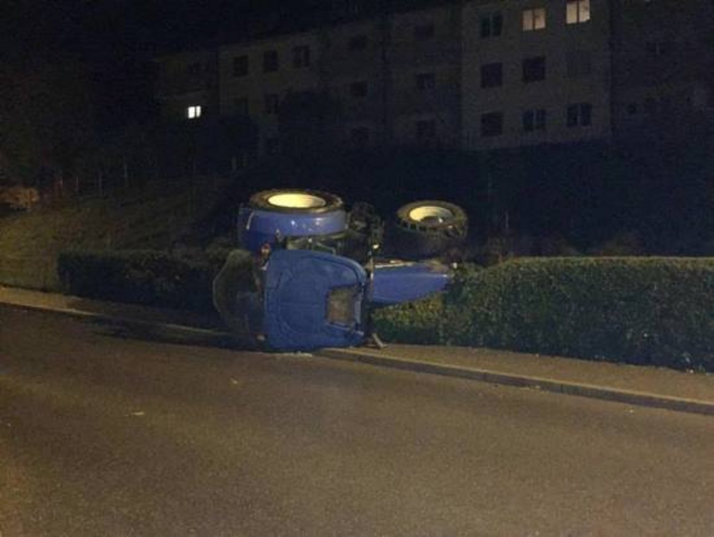 Der Traktor kippte zur Seite. (Bild Kapo FR)