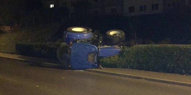 Der Traktor kippte zur Seite. (Bild Kapo FR)