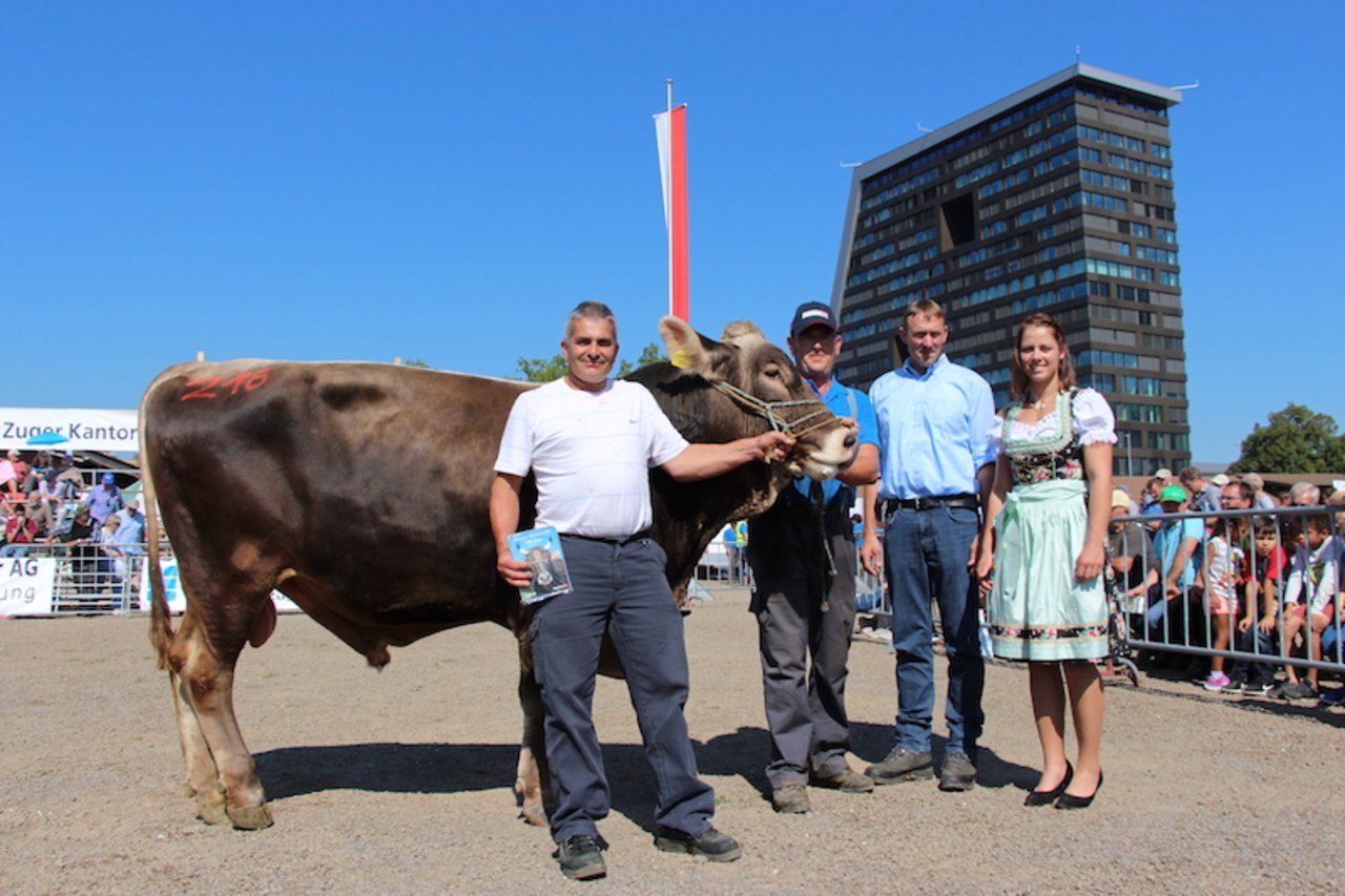 Hans Portmann aus Wiggen LU mit seinem Gewinner Mister ZM Zug Brown Swiss, den Stier Nino. 