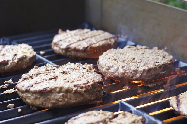 Migros lanciert «Hybridfleisch» Künftig muss man nicht nur fragen, ob das Plätzli aus Fleisch oder pflanzlich ist, sondern auch, wie viel Fleisch drin ist. (Symbolbild TesaPhotography / Pixabay)