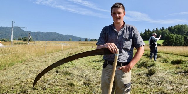 Lorenz Wyssen ist passionierter Handmäher. Sein Sportgerät ist die Sense. Im Vergleich zu einem herkömmlichen Modell ist das Schwert länger und der Stiel kürzer. (Bilder jw)