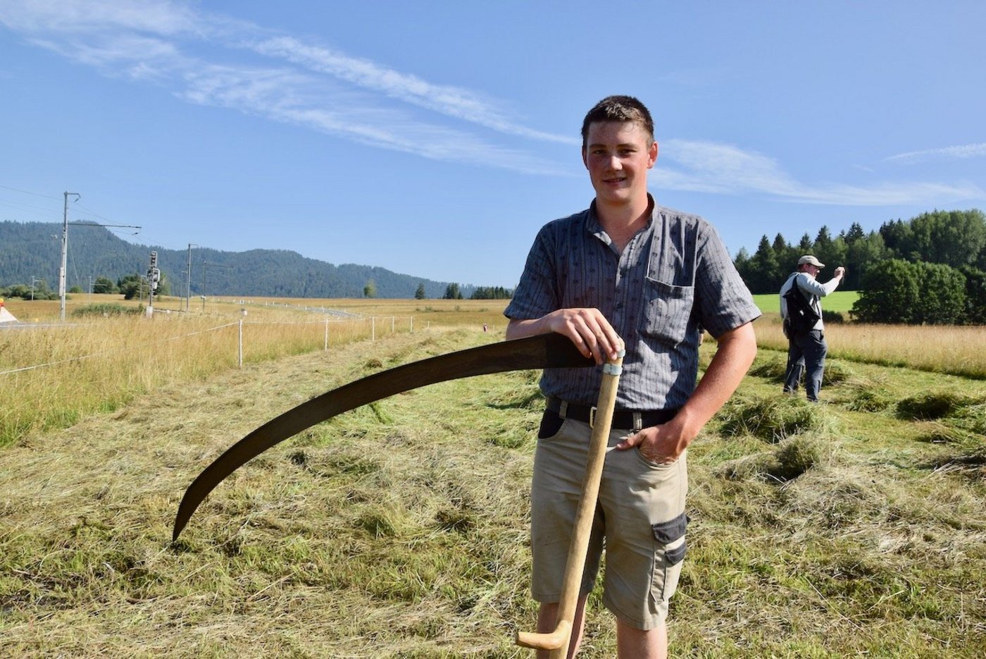 Lorenz Wyssen ist passionierter Handmäher. Sein Sportgerät ist die Sense. Im Vergleich zu einem herkömmlichen Modell ist das Schwert länger und der Stiel kürzer. (Bilder jw)