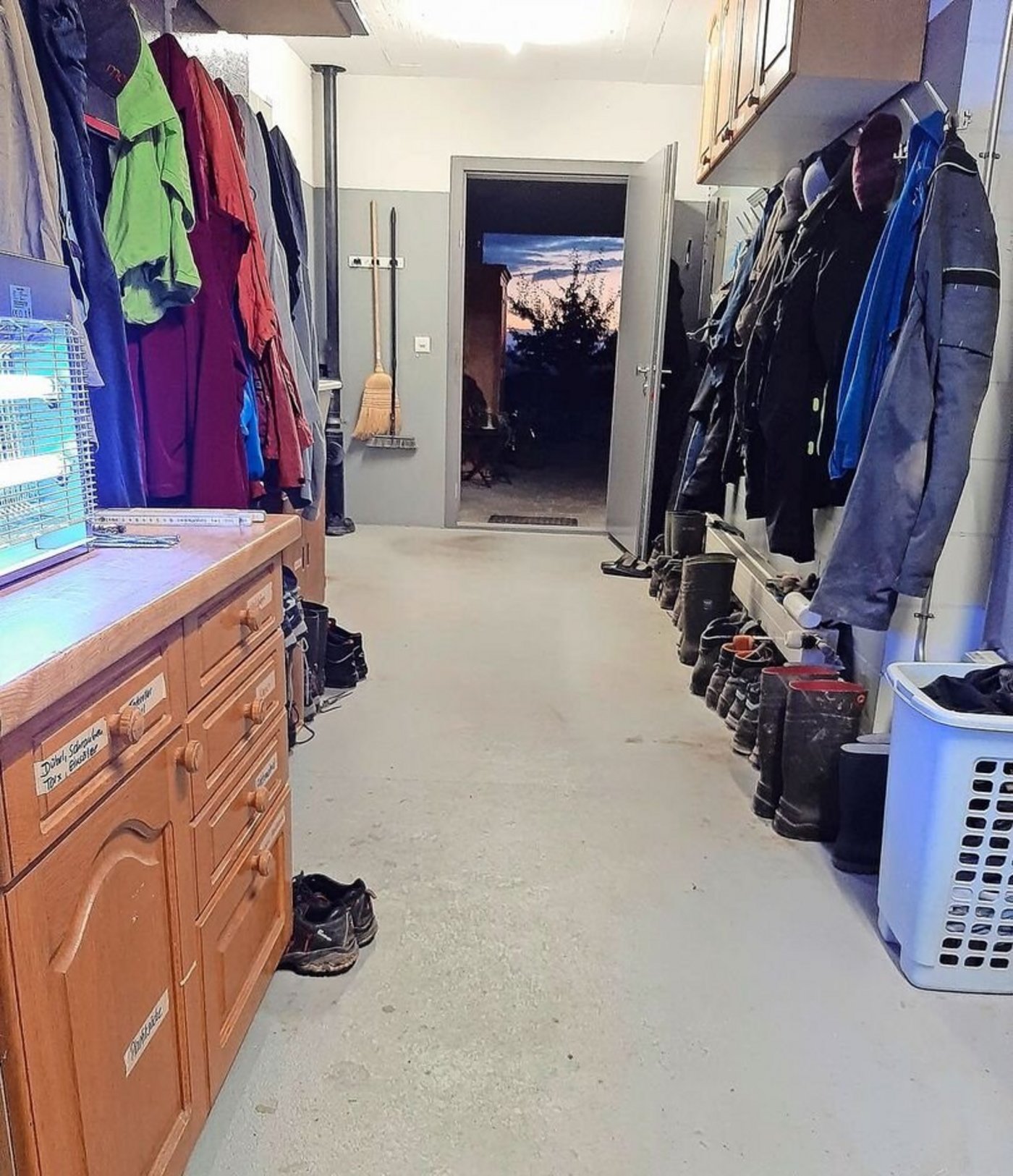 Zwei Garderoben machen Sinn: Stallwäsche auf einer Seite, die sauberen Privatkleider auf der anderen Seite.