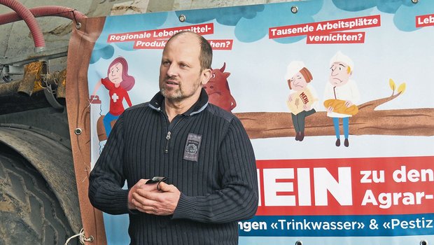 Glarner Bauernverband: «Die Vielfalt der Landwirtschaft ist gefährdet» Hans Peter Hauser legt dar, was ein Ja zu den Initiativen für seinen Betrieb bedeuten würde. (Bild Christian Weber)