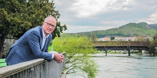 Peter Hegglin an der Aare in Olten SO. Der Zuger Ständerat und BOM-Präsident hat früher gerne gemolken, sich dann aber für die Politik entschieden. (Bild hja)