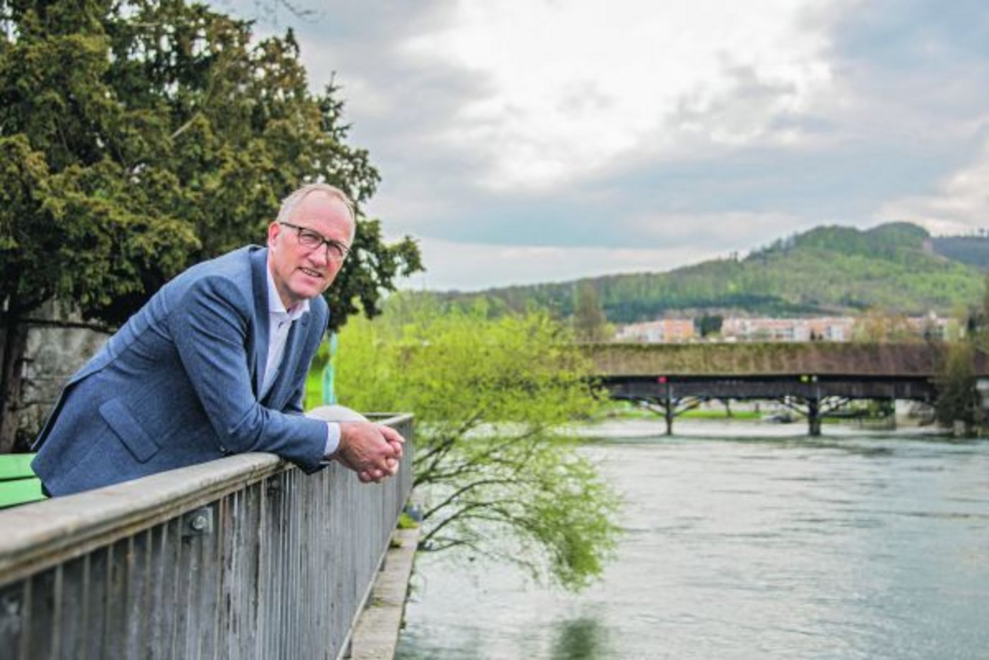 Peter Hegglin an der Aare in Olten SO. Der Zuger Ständerat und BOM-Präsident hat früher gerne gemolken, sich dann aber für die Politik entschieden. (Bild hja)