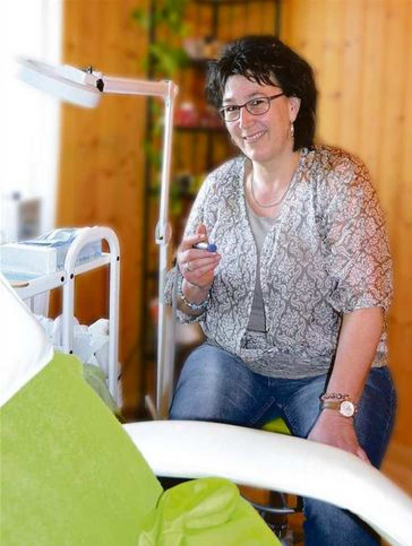 Sandra Herrli geniesst es, in ihrem eigenen Fusspflege-Studio arbeiten zu können. (Bild rbw)