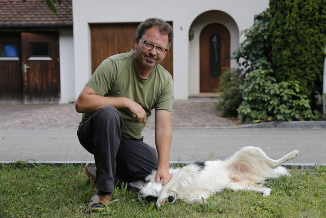 Hat schon seit klein auf einen Draht zur Natur: Michael Dieterle mit Hund Pitt. (Bild kl)