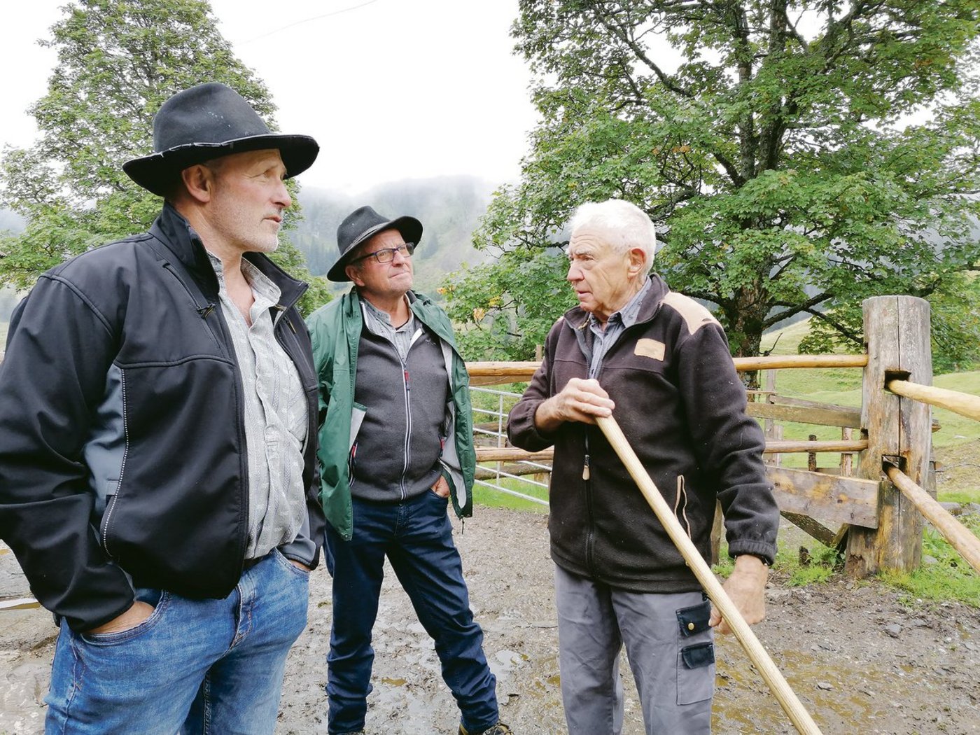 Walter Beutler erklärt den Taxationsexperten Fritz von Känel und Christian Kämpf (v. r. n. l.) seine Alpstrategie. (Bild Verein Alpwirtsch. Bern)