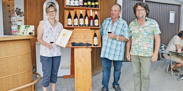 Esther und Roland Müller vom Weingut Wylandblick mit Andreas Wirth, Alt-Rebbaukommissär (rechts). Im Mittelpunkt des Abends standen die Rebsorte Regent und ihre Weine. (Bild Alexandra Stückelberger)