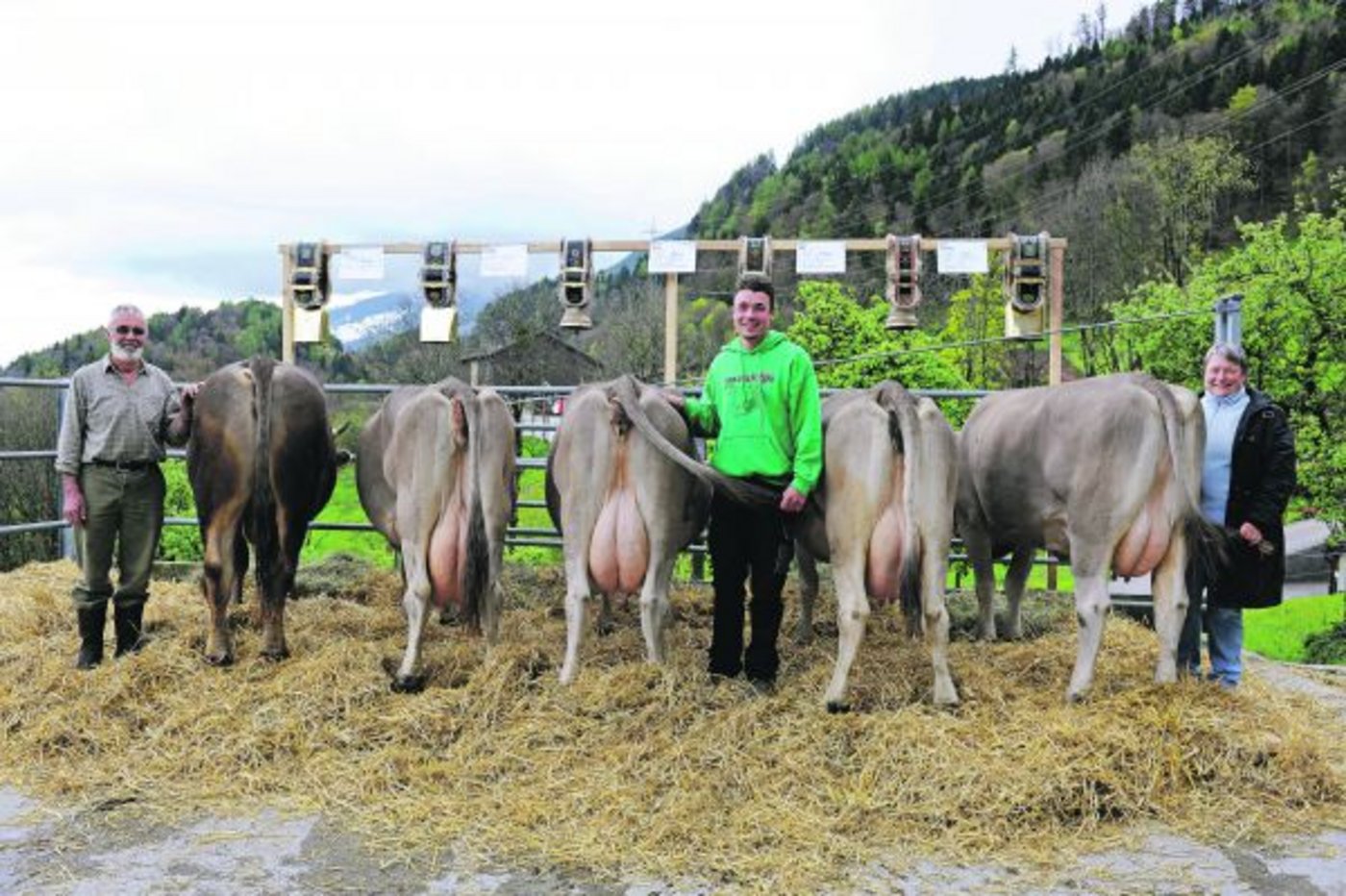 Hannes Ackermann mit seinen Eltern Markus und Sabine an der Zuchtfamilienschau der Stammkuh Enziane. (Bild Comet Photoshopping, Ueli Meier)