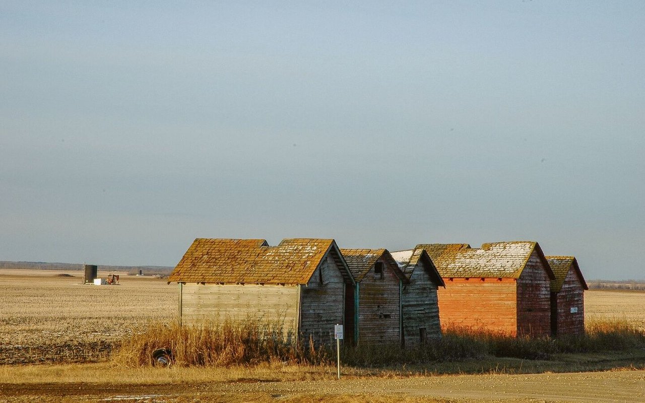 Eine Reihe alter Getreidehäuschen (Granaries) im Jahr 2006. Heute sind sie verschwunden.