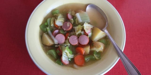 Gemüsesuppe mit Wurst: Etwas Fleisch hilft, das Eisen aus dem Gemüse besser aufzunehmen. (Bild et)
