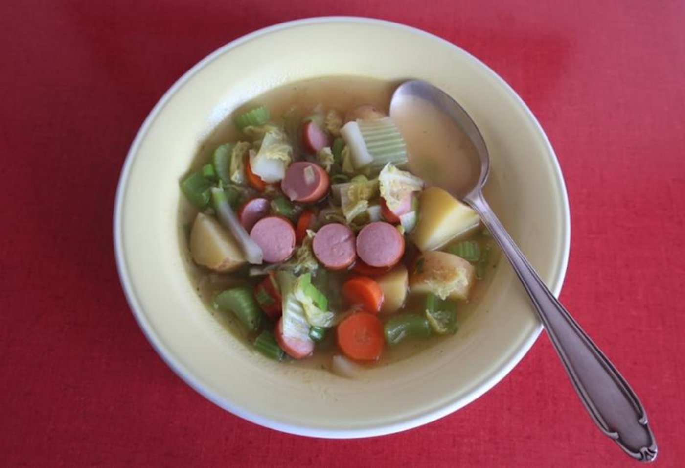Gemüsesuppe mit Wurst: Etwas Fleisch hilft, das Eisen aus dem Gemüse besser aufzunehmen. (Bild et)