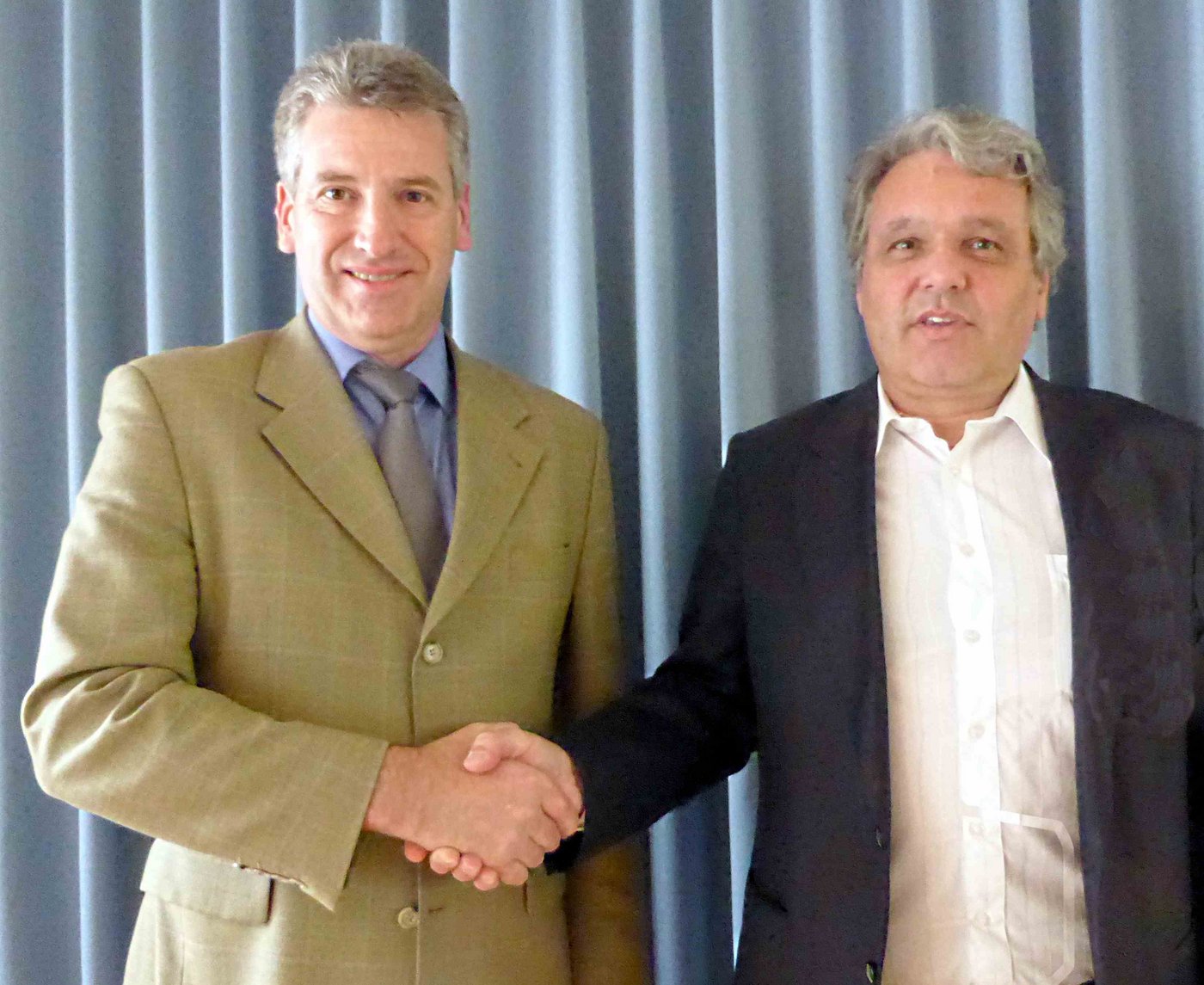 Daniel Suter, Präsident Verband Schweizer Pilzproduzenten heisst Christoph Widmer, Kuhn Champignons AG im Verband willkommen. (Bild zVg)