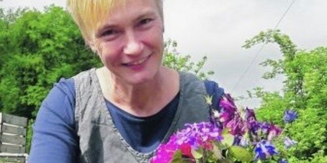 Regula Strasser schneidet in ihrem Garten Blumen für Dekorationen in der Kirche. Früher hat sie sich nicht sonderlich für Pflanzen interessiert. Heute ist sie davon fasziniert. (Bild Deborah Rentsch)