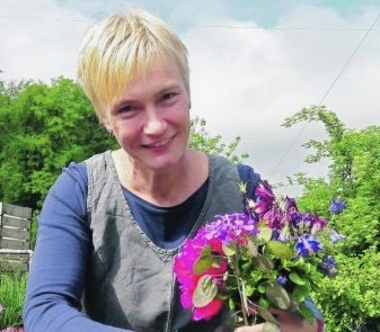 Regula Strasser schneidet in ihrem Garten Blumen für Dekorationen in der Kirche. Früher hat sie sich nicht sonderlich für Pflanzen interessiert. Heute ist sie davon fasziniert. (Bild Deborah Rentsch)