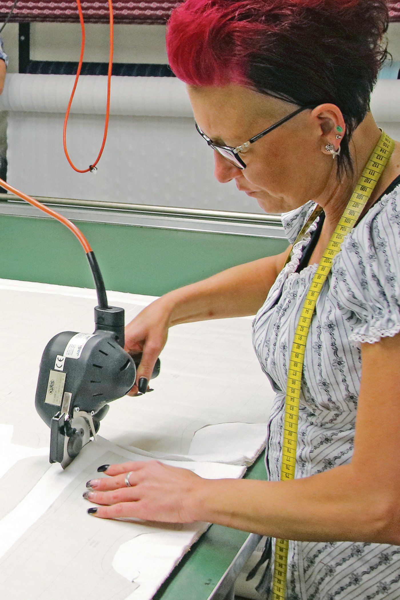 Zuschneiden ist Präzisionsarbeit. Bis 60 Stofflagen können mithilfe verschiedener Werkzeuge gleichzeitig geschnitten werden. 