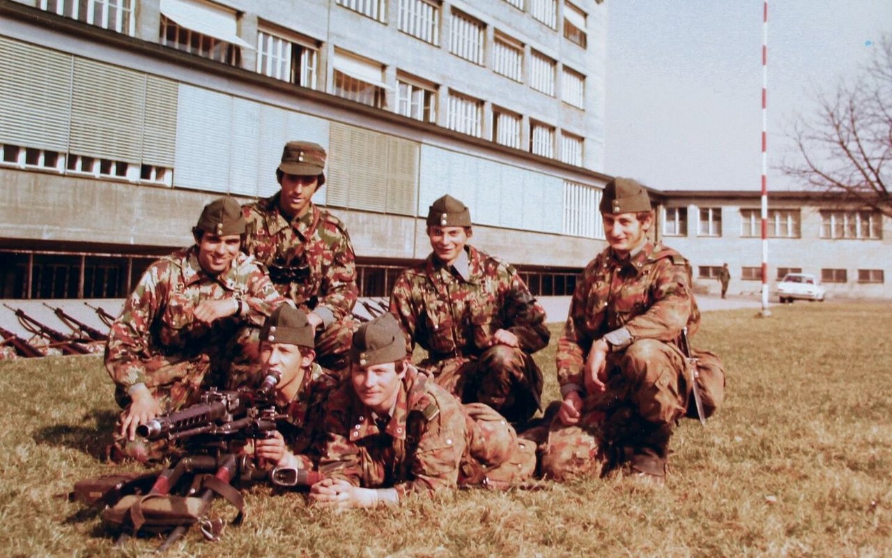 Auf dem Bild vor der Kaserne in Luzern bin ich ganz rechts. Fünf Rekruten und ein Korporal bildeten eine Mitrailleur-Gruppe.