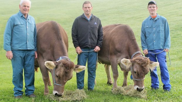 Drei Züchtergenerationen auf dem Betrieb Egli: Vater Hans, Betriebsleiter Hanspeter und Sohn Silvan mit ihrer Schöneutersiegerin Kroni und der Miss Raja. (Bild: Reto Betschart)