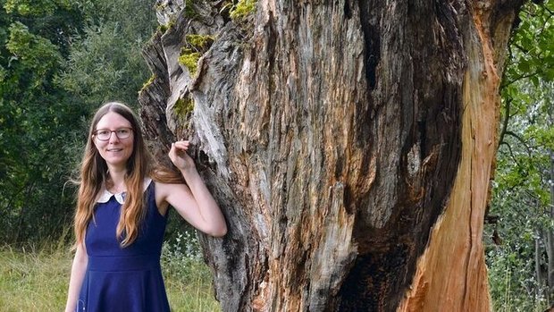 Tina Matzinger neben Tina Matzinger neben einem der Bäume, die von einem Sturm beschädigt wurden. Er darf stehen bleiben, da sich im Totholz Insekten ansiedeln.