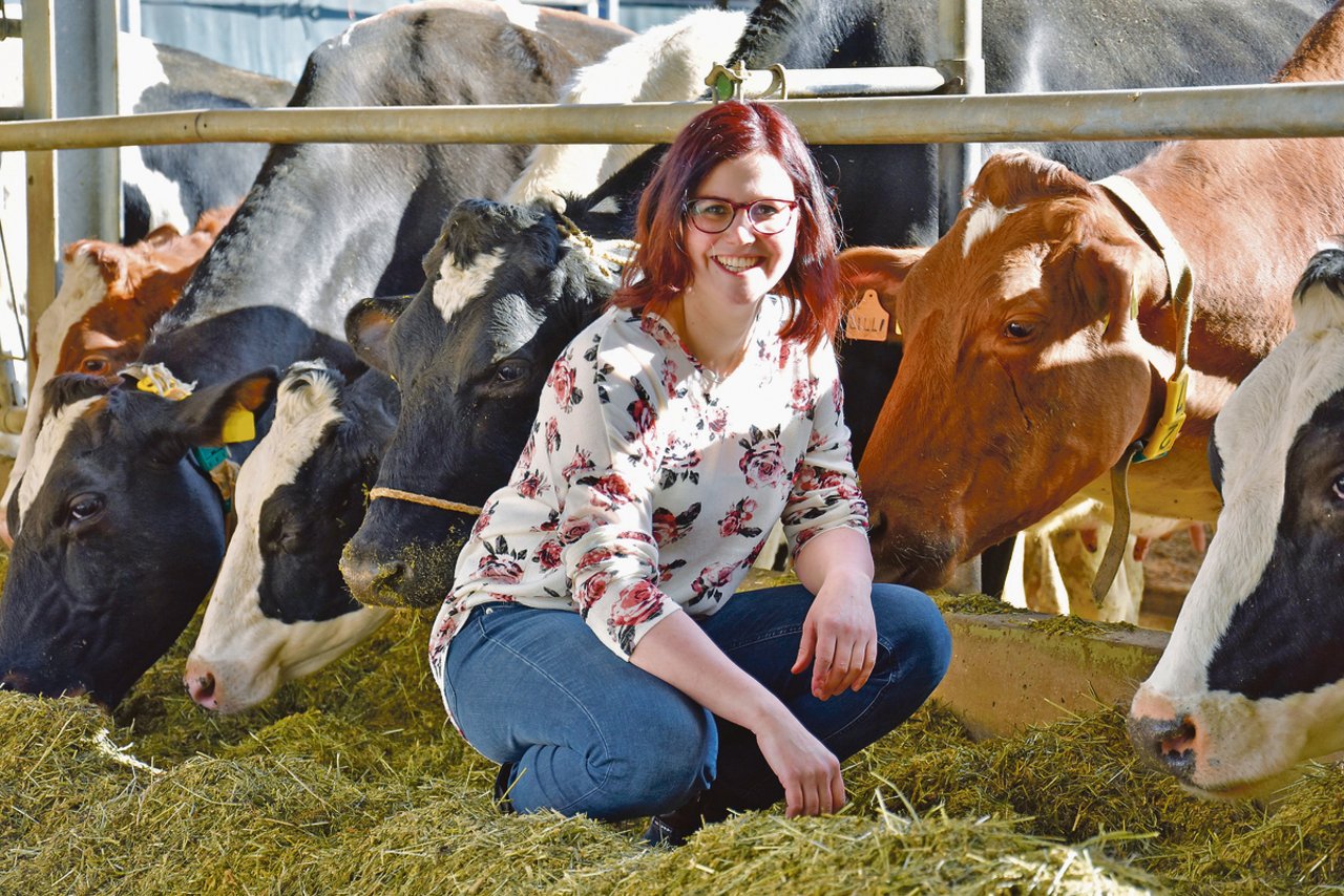 «Landwirtin zu sein ist der beste Beruf für eine Frau», findet Raphaela Bucheli. Besonders die Arbeit mit den Kühen, aber auch das Leben auf dem Bauernhof hat ihr schon von Kindesbeinen an gut gefallen. (Bild Jasmine Baumann)