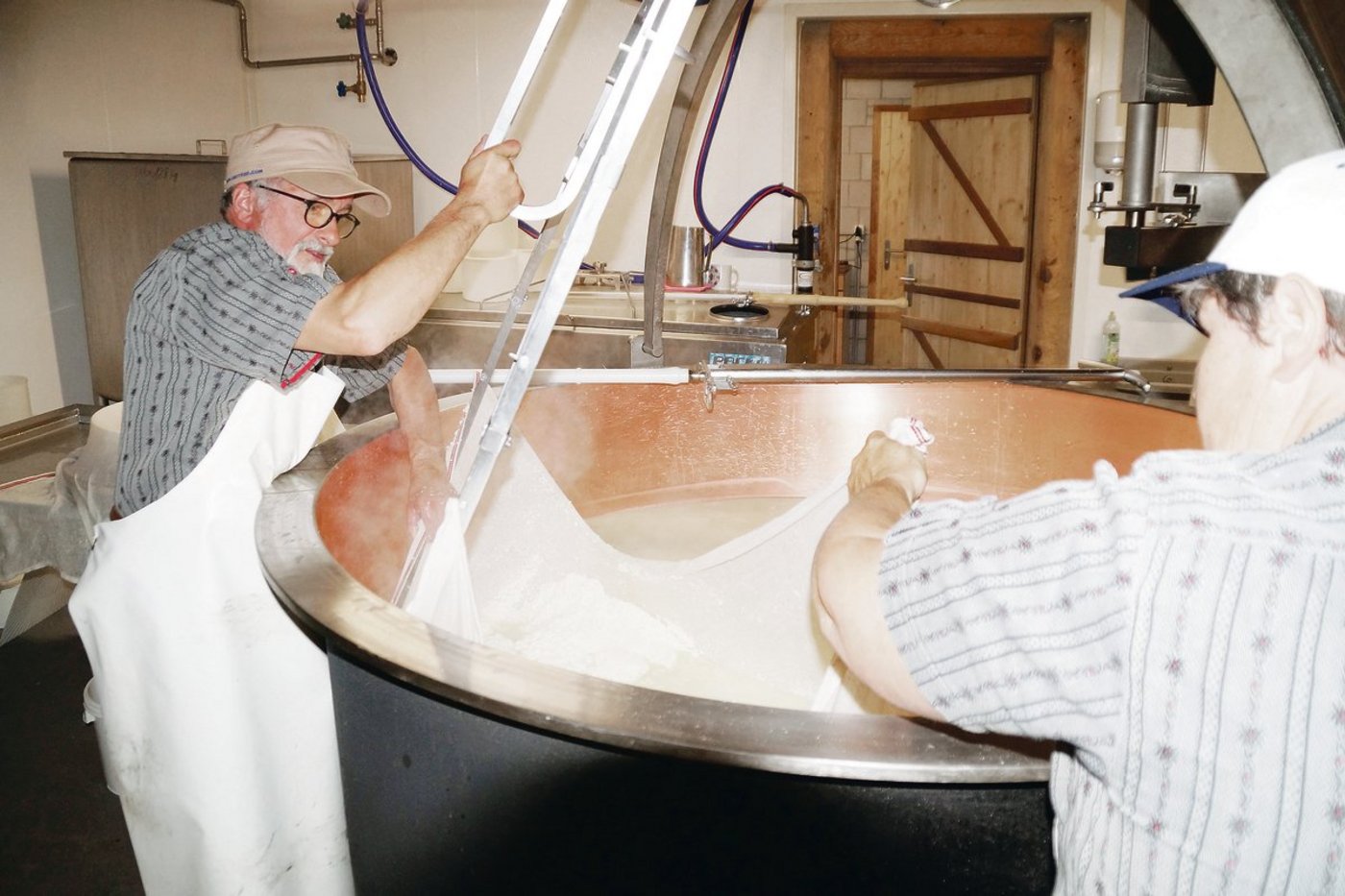 Pünktlich zur Alpsaison wurde die moderne Alpkäserei auf der Riggisalp fertig. Bernard Schneuwly zieht zusammen mit seiner Frau Margrit in diesen Tagen den ersten Käsebruch dieses Alpsommers aus dem Kessi.(Bilder Josef Jungo)