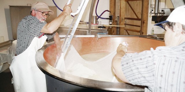 Pünktlich zur Alpsaison wurde die moderne Alpkäserei auf der Riggisalp fertig. Bernard Schneuwly zieht zusammen mit seiner Frau Margrit in diesen Tagen den ersten Käsebruch dieses Alpsommers aus dem Kessi.(Bilder Josef Jungo)