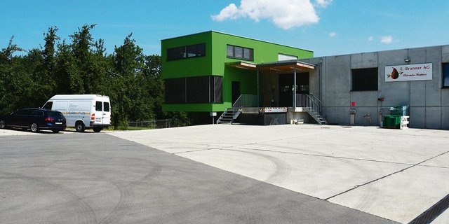 So präsentiert sich der im Jahr 2018 abgeschlossene jüngste Erweiterungsbau der E. Brunner AG. Gegründet wurde die Wehntaler Mosterei im Jahr 1910 als Erweiterung eines Bauernhofs.(Bilder Christian Weber)