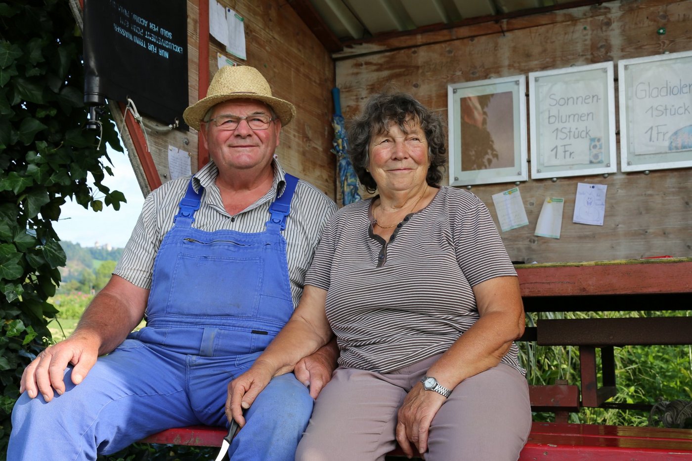 Walter und Ruth Wüthrich wollen mehr Zeit für ihre Hobbys haben. Sie geben darum die Verantwortung des Blumenfeldes an ihren Sohn ab. (