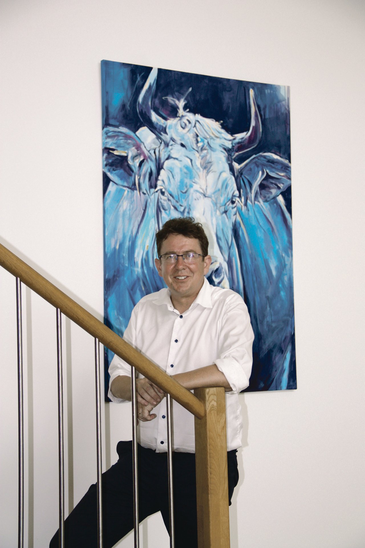 Albert Rösti ist ein Fan des Künstlers Björn Zryd. Mehrere von dessen Gemälde (im Hintergrund) hängen im Büro des Nationalrats in Uetendorf. Auch der BauernZeitung ist der Künstler bekannt und bildet einen Teil der diesjährigen Sommerserie. (Bild Andrea Wyss)