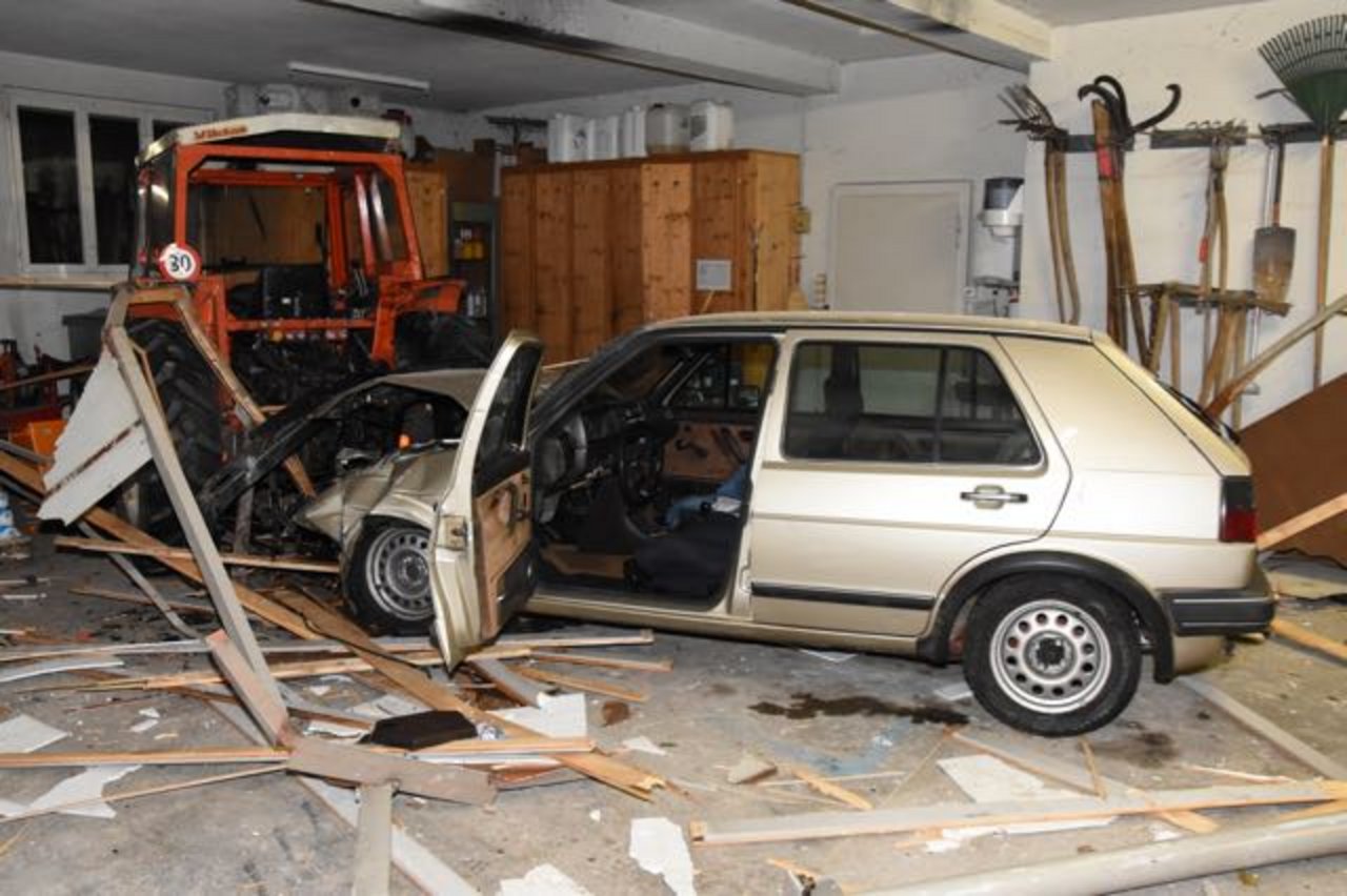  Auto rammt Traktor in Garage - bauernzeitung.ch 