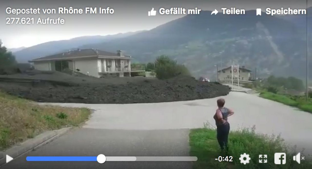 Videoaufnahmen zeigen die niederrauschende Schlammlawine. (Bild Rhône FM Info/Facebook)