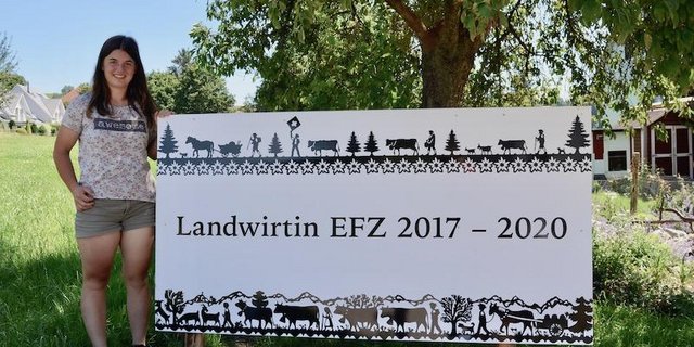 Sonja Schneider ist stolz auf ihren Abschluss als Landwirtin EFZ. Ihre Familie gratulierte ihr zum erfolgreichen Lehrabschluss mit diesem Plakat. (Bild Isabelle Schwander)