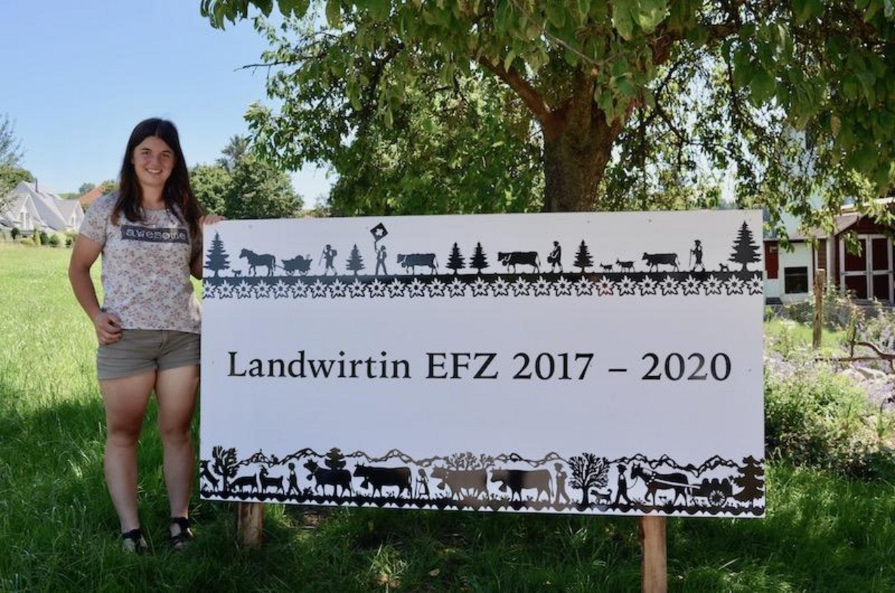 Sonja Schneider ist stolz auf ihren Abschluss als Landwirtin EFZ. Ihre Familie gratulierte ihr zum erfolgreichen Lehrabschluss mit diesem Plakat. (Bild Isabelle Schwander)